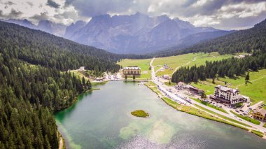 Dolomites üzerinde Misurina gölü nün görünümü