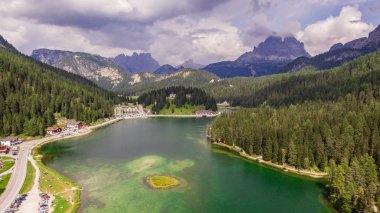 Dolomites üzerinde Misurina gölü nün görünümü
