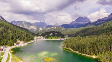 Dolomites üzerinde Misurina gölü nün görünümü