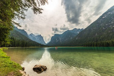 Yaz sonunda Dobbiaco gölü