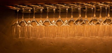 Barda asılı şarap bardakları