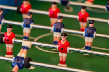 Bir masa futbol maçında mavi vs kırmızı
