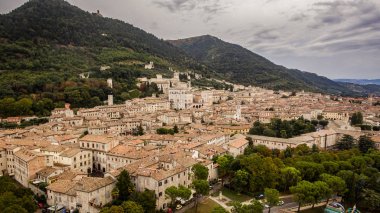 Umbria bölgesindeki Gubbio şehrinin havadan görünümü