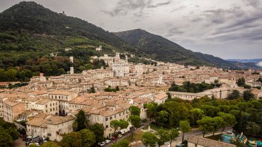 Umbria bölgesindeki Gubbio şehrinin havadan görünümü