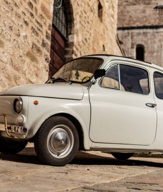 İtalyan eski arabası Gubbio şehir merkezinde kalıyor.