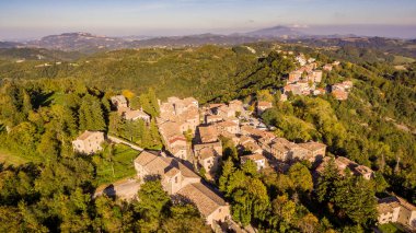Montemonaco ve Sibillini dağları yukarıdan