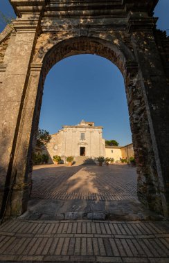 San Pietro kilisesi ile Monte Conero 'daki antik Benedikt manastırı.
