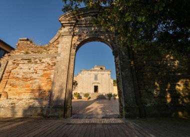 San Pietro kilisesi ile Monte Conero 'daki antik Benedikt manastırı.