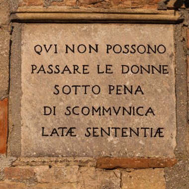 Burada kadınlar aforoz cezasına çarptırılamaz.