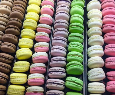 Pastanenin camına renkli makarna serpiştirilmiş.