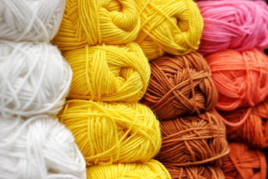 Renkli skeins güzel satırlarda düzenlenen iplik. Soğuk mavi, renk. İplik örme için. Yün, akrilik.