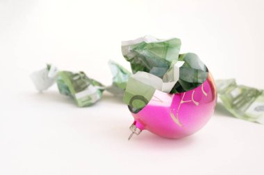 buruşuk banknotlar, kötü bir Noel, kötü ve pahalı bir yeni yıl kavramı kırık Noel top, kırıkları, dağınık