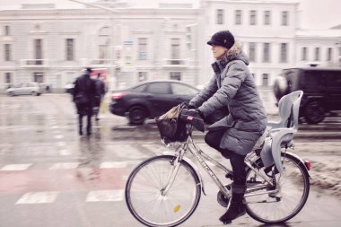 bir kadın bir bisiklet şehir ile kış, Moskova, Rusya 12.06.2018 gidiyor