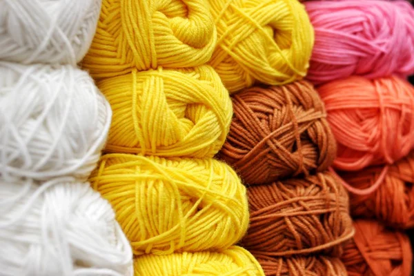 Renkli skeins güzel satırlarda düzenlenen iplik. Soğuk mavi, renk. İplik örme için. Yün, akrilik.