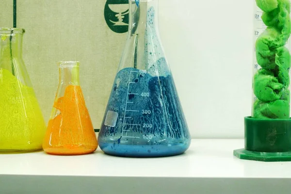 Conjunto com vários utensílios de laboratório e substâncias coloridas no interior, frascos — Fotografia de Stock