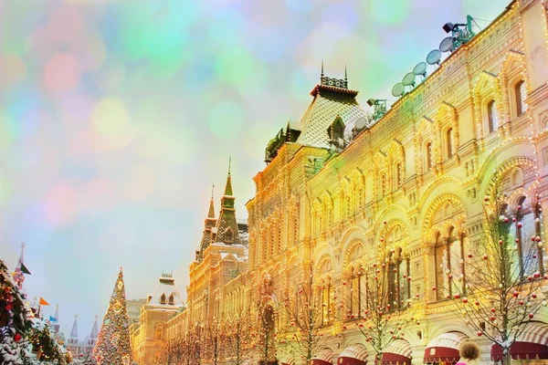 Fachada de Ano Novo do edifício na Praça Vermelha em Moscou, GUM e a Feira de Natal, luzes, árvore de Natal decorada — Fotografia de Stock