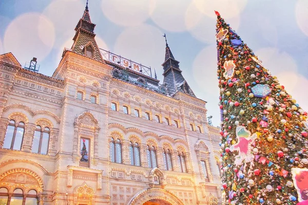 Fachada de Ano Novo do edifício em Praça Vermelha em Moscou, GUM e a árvore de Natal — Fotografia de Stock