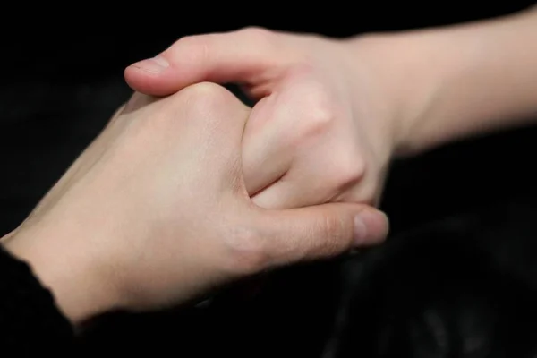 Håller Hjälpande Hand Händerna Två Personer Bistå Andra Mot Mörk — Stockfoto