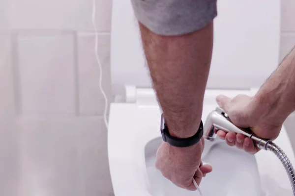 check the sensor control the leakage of water in the hands of a worker, cleaning the toilet