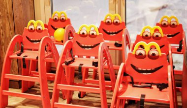 bir kafede komik kırmızı çocuk koltukları