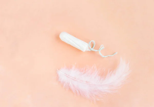 Le tampon hygiénique et plume blanche — Photo