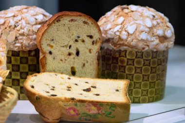 Kulich, cupcake, yarısını kes. 