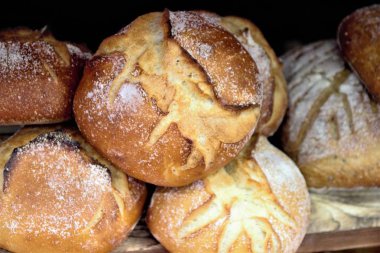 tezgahın üstünde bir kabuk ile yuvarlak ekmek