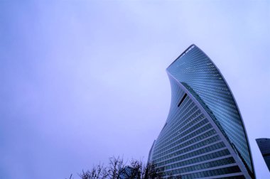 Şubat 2019 Rusya. Moskova. mavi bir gökyüzüne karşı iş merkezlerinin bükülmüş cam yüksek katlı binalar. Sopi boşluk