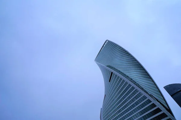 Moszkva város felhőkarcolója. csavart üveg sokemeletes épületek az üzleti központok ellen, a kék ég. — Stock Fotó