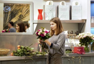 03.06.2019. Moskova. Rusya. çiçekçi bir buket yapar. seçici odak