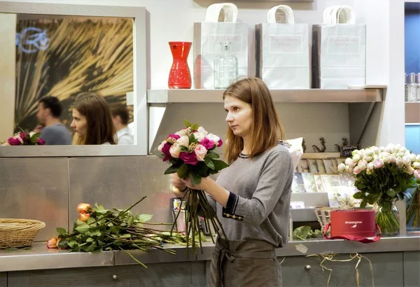 03.06.2019. Moskova. Rusya. çiçekçi bir buket yapar. seçici odak