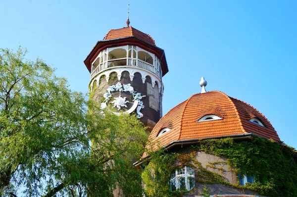 Rússia, Svetlogorsk, 08. 10. Em 2017. A antiga torre de água Rauchen, decorada com relógios com estuque. foco seletivo . — Fotografia de Stock