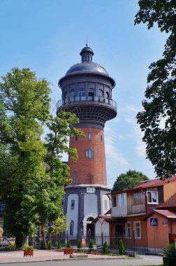 Rusya, Zelenogradsk, Kaliningrad bölgesi 10 Ağustos 2017. eski su kulesi, kırmızı tuğladan yapılmış, koyu metal bir çatı ile