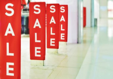 Mağazada satış sezonunun tasarımı, hipermarketteki hafif bir arka planda kırmızı. Kopyalama alanı. 
