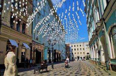 24.05.2019 Moskova. Rusya. süslemeleri kolye fenerler, yaya sokak görünümü. stoleshnikov strit
