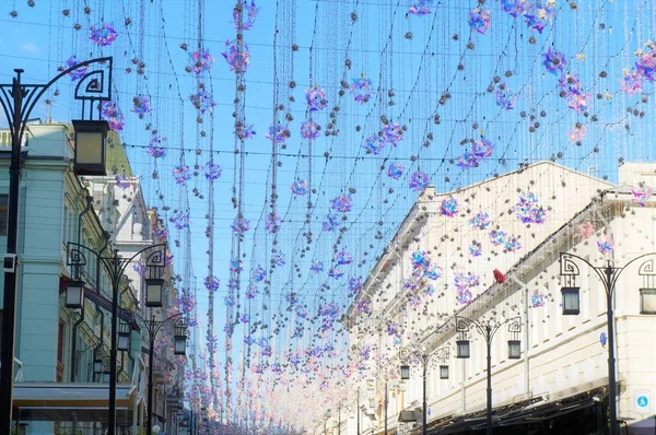 05.24.2019 Rússia, Moscou. decoração brilhante em uma rua pedonal no centro da cidade, foco seletivo — Fotografia de Stock