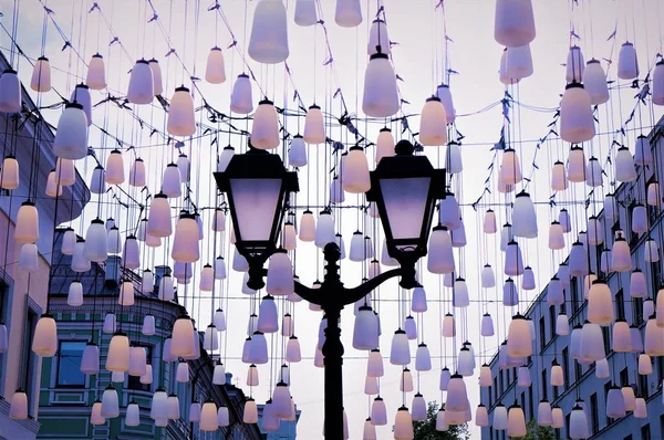 05.24.2019 Rússia, Moscou. lanternas do centro da cidade, pendurado lanternas decoração, decoração — Fotografia de Stock