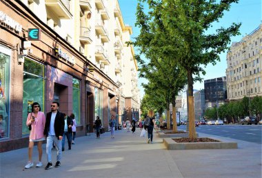 05.24.2019 Rusya, Moskova. Tverskaya Sokağı. Şehir merkezinde sokakta yürürken insanlar