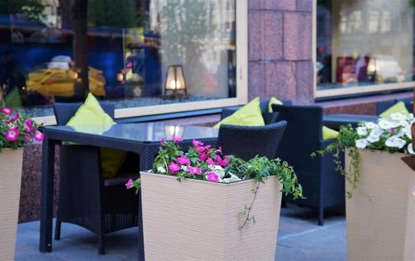 çiçekler, bir sokak kafede verandada yemek masaları. 