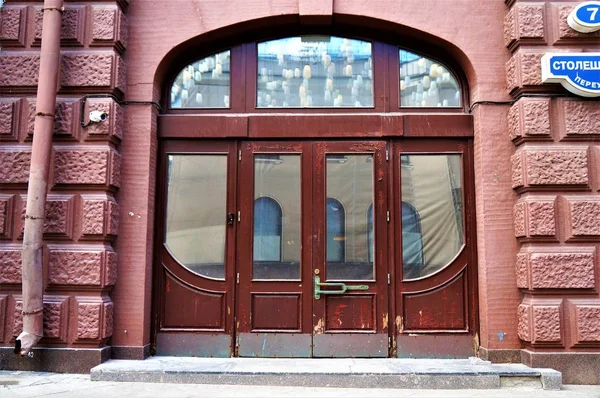 Porta com janelas arqueadas em um edifício histórico . — Fotografia de Stock