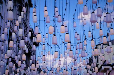 05.24.2019 Rusya, Moskova. Şehir fenerleri, asılı fenerler dekorasyon, dekor