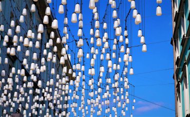 24.05.2019 Moskova. Rusya. süslemeleri kolye fenerler, yaya sokak görünümü. stoleshnikov strit