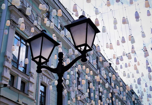 Decorações lanternas pingente, vista para a rua pedonal. strit stoleshnikov — Fotografia de Stock