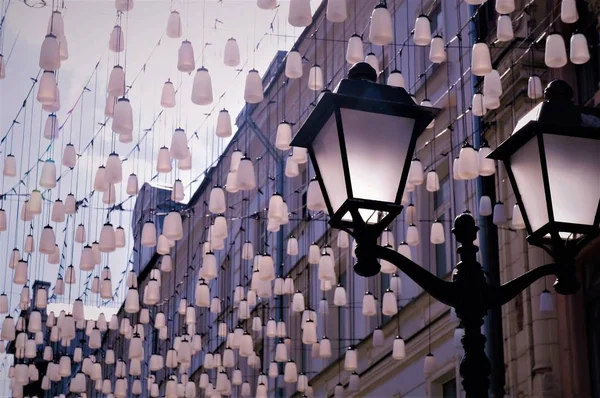 Decorações lanternas pingente, vista para a rua pedonal. strit stoleshnikov — Fotografia de Stock