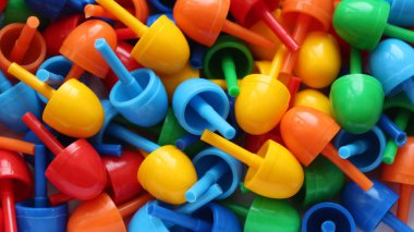 Beyaz arkaplanda renkli itme iğneleri