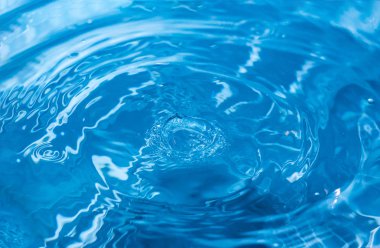 Su dalgalanması arka plan. Bir damla sudan su sıçratıyor. Mavi arka plandaki yağmur damlaları. Suyun dokusu. Aqua, turkuaz, makro