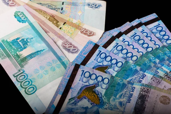 Tenge, Kazakistan ve Rus rublesi. Değişim oranı. Banka, dünya ekonomisi, kriz, finans. Dolar oranı. Farklı ülkelerin banknotları. Avrasya Ekonomi Birliği