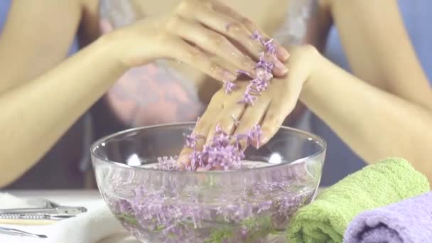 Manicure Manicure Spa Mani Una Donna Bagno Con Fiori Sensualità — Video Stock