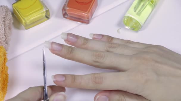 Manicure Tagliati Unghie Giovane Donna Che Prende Cura Delle Unghie — Video Stock