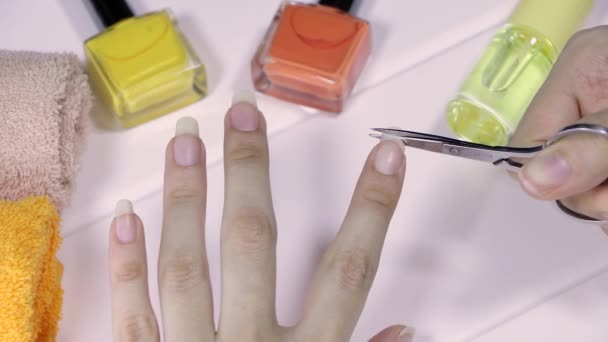 Maniküre Schneiden Sie Ihre Fingernägel Mit Einer Kleinen Nagelschere Trimmen — Stockvideo